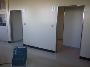 教室棟トイレ前