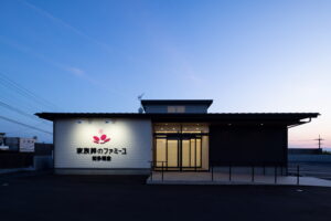 夜間外観　建物正面